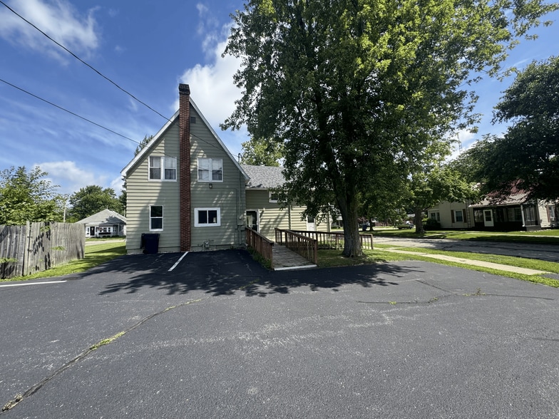 1422 E Center St, Warsaw, IN à vendre - Photo du bâtiment - Image 2 de 10
