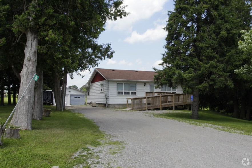 162 & 186 Rossland Road East portefeuille de 2 propriétés à vendre sur LoopNet.ca - Photo principale - Image 2 de 2