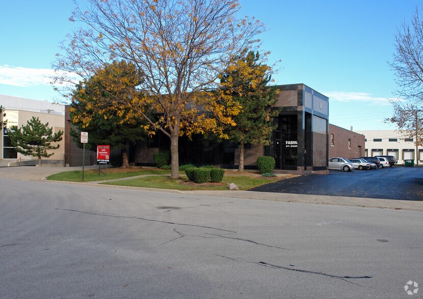 811 Sivert Dr, Wood Dale, IL à louer - Photo du bâtiment - Image 1 de 3