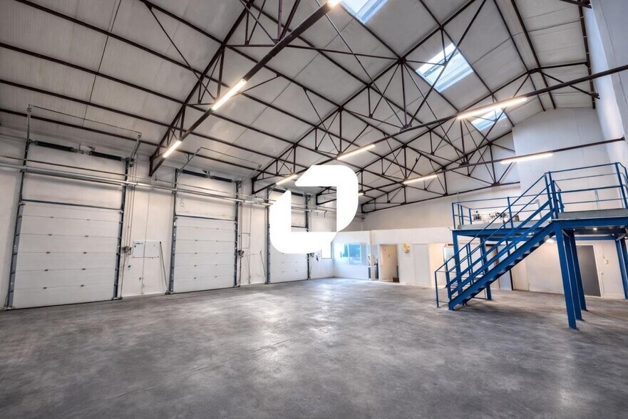 Flex in Vaulx En Velin for lease - Building Photo - Image 1 of 33