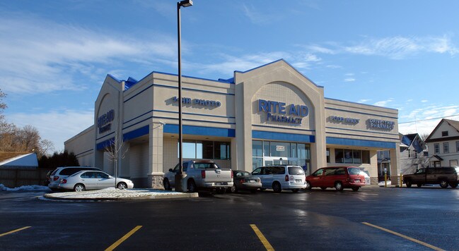 Plus de détails pour 172 N Main St, Gloversville, NY - Commerce de détail à louer