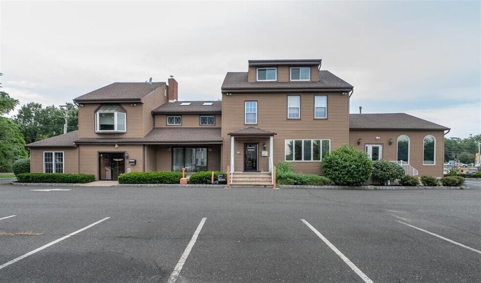 220 Forsgate Dr, Jamesburg, NJ à louer - Photo du bâtiment - Image 2 de 6