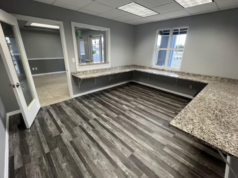 3443 Hancock Bridge Pky, North Fort Myers, FL à louer - Photo du bâtiment - Image 3 de 3