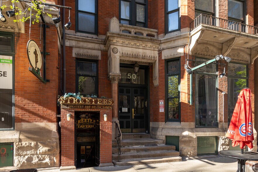 42-50 E Chicago Ave, Chicago, IL à louer - Photo du bâtiment - Image 3 de 4