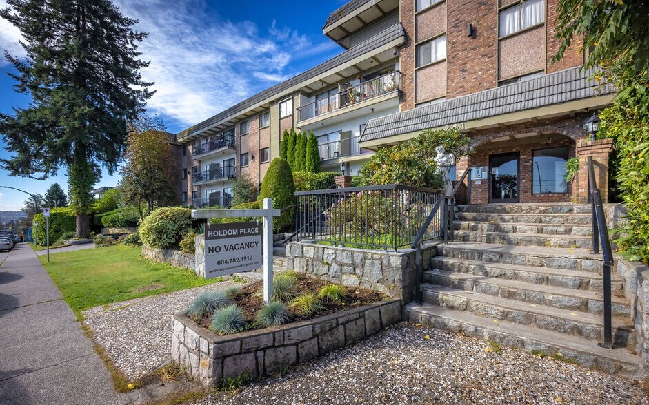 281 Holdom Ave, Burnaby, BC à vendre - Photo du bâtiment - Image 2 de 4