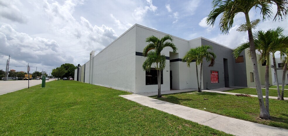 12900-12990 SW 122nd Ave, Miami, FL à louer - Photo du bâtiment - Image 1 de 13
