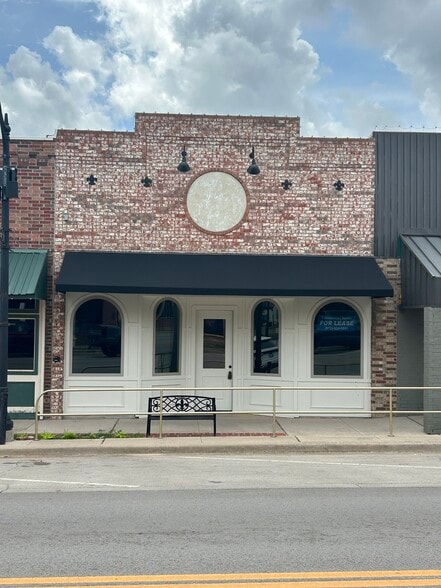 207 Clay St, Nocona, TX à vendre - Photo du bâtiment - Image 2 de 31