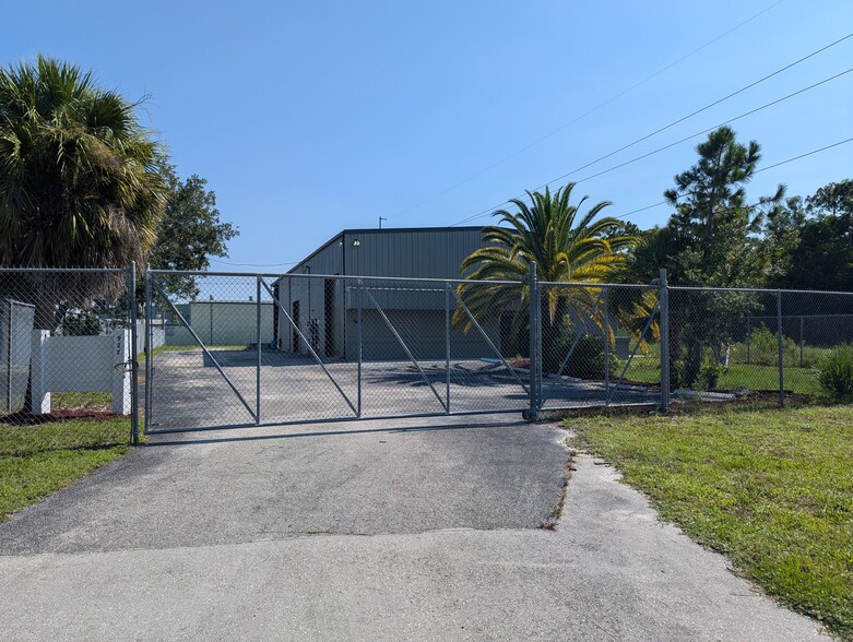 927 NE 24th Ln, Cape Coral, FL for sale - Building Photo - Image 2 of 20