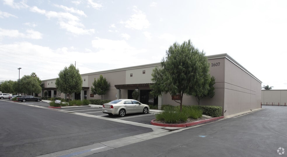 1607 E McFadden Ave, Santa Ana, CA for lease - Building Photo - Image 1 of 6