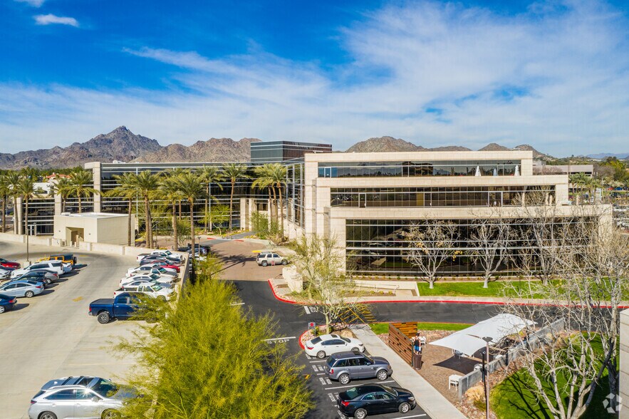 3131 E Camelback Rd, Phoenix, AZ à louer - Photo du bâtiment - Image 2 de 9