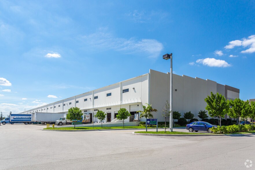11825 NW 100th Rd, Medley, FL à louer - Photo du bâtiment - Image 1 de 16