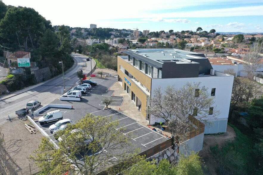 Commerce de détail dans Marseille à louer - Photo du bâtiment - Image 2 de 2