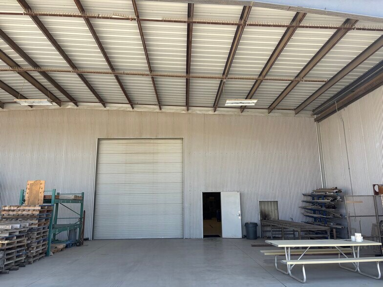 1066 Carrier Parkway Ave, Bakersfield, CA à louer - Photo du bâtiment - Image 3 de 8