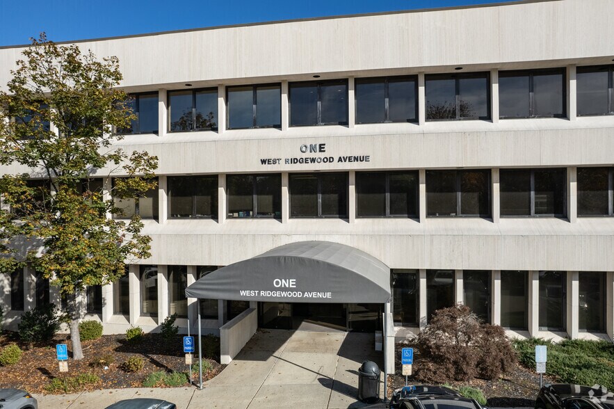 1 W Ridgewood Ave, Paramus, NJ à louer - Photo du bâtiment - Image 3 de 6