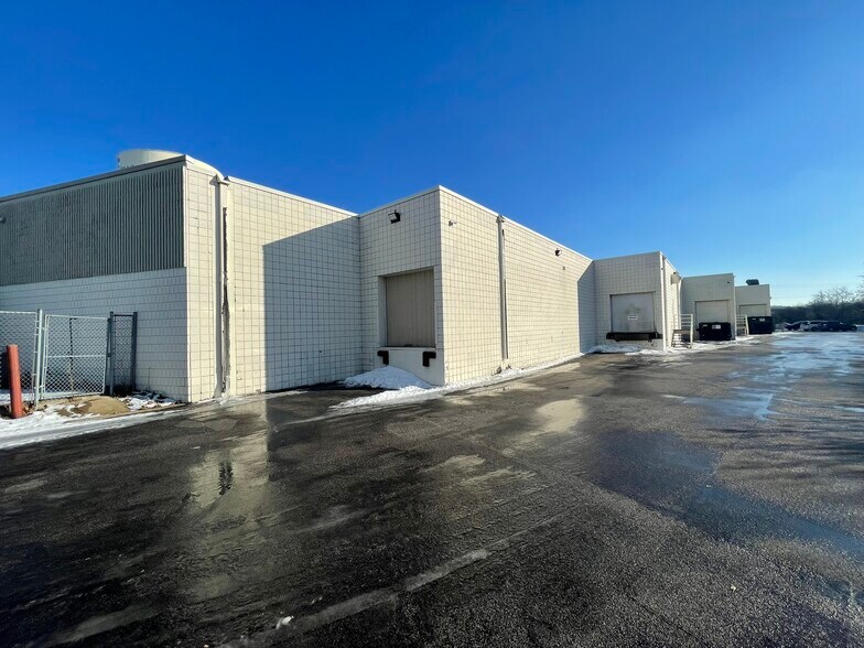 1260 Red Fox Rd, Arden Hills, MN à louer - Photo du bâtiment - Image 2 de 12
