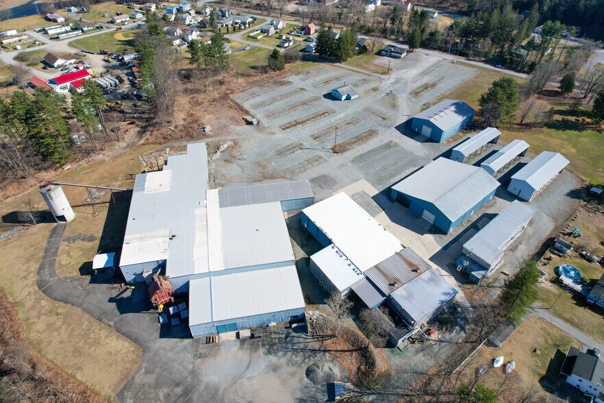 158 La Barre St, Hancock, NY à vendre - Photo du bâtiment - Image 2 de 21