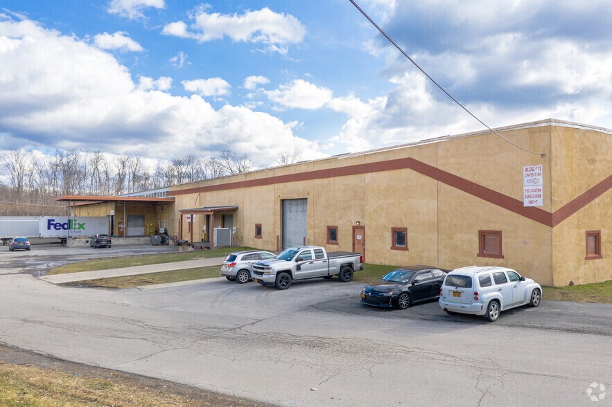 15 Tarkett Dr, New Windsor Township, NY à louer - Photo du bâtiment - Image 2 de 13