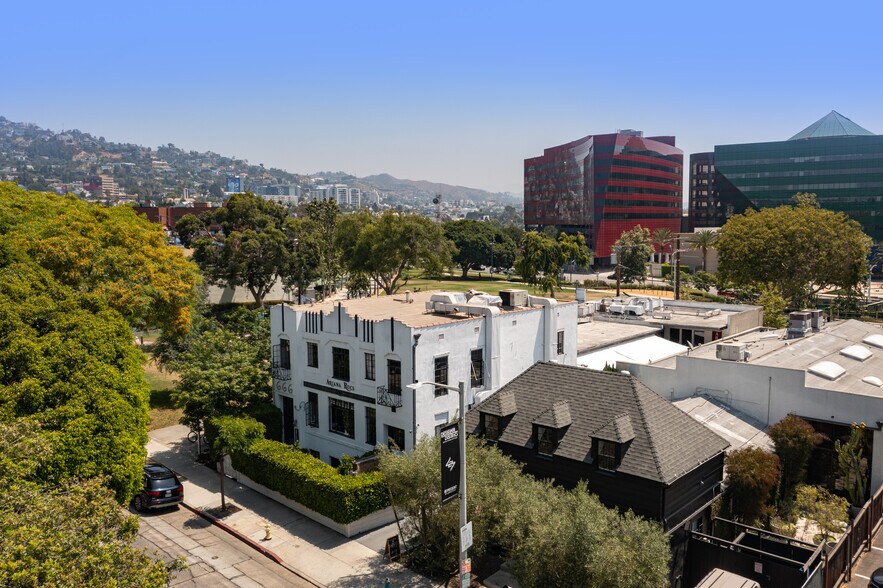 666 N Robertson Blvd, West Hollywood, CA à louer - Photo du bâtiment - Image 1 de 17