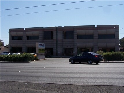 3025 W Sahara Ave, Las Vegas, NV à vendre - Photo du bâtiment - Image 2 de 36