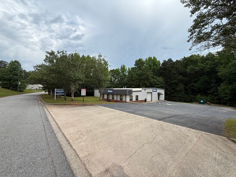 46 Hillwood Cir, Newnan, GA à vendre - Photo du bâtiment - Image 2 de 11
