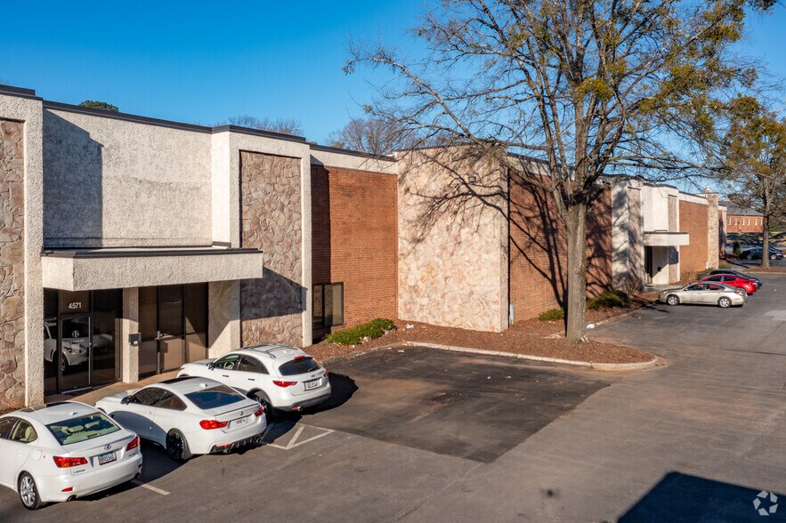4565-4575 Winters Chapel Rd, Atlanta, GA à louer - Photo du bâtiment - Image 2 de 10