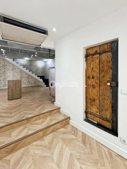 Retail in Marseille for lease - Interior Photo - Image 2 of 6