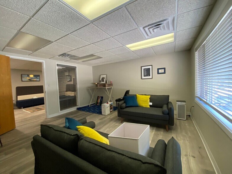 82 Palomino Ln, Bedford, NH à louer - Photo du bâtiment - Image 3 de 11