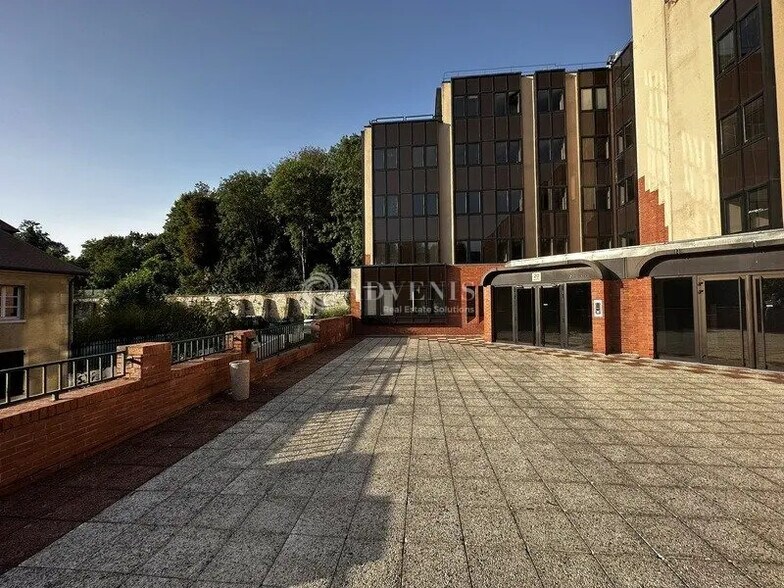Bureau dans Saint-Germain-en-Laye à louer - Photo du bâtiment - Image 2 de 12