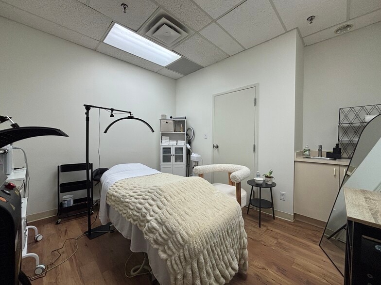 2401 Yonge St, Toronto, ON for lease - Building Photo - Image 3 of 8