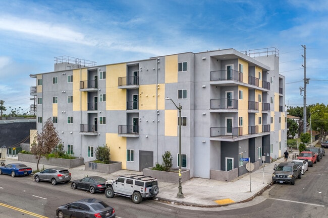 Plus de détails pour 300 W 60th St, Los Angeles, CA - Multi-résidentiel aux enchères
