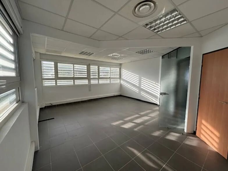 Office in Nîmes for lease - Interior Photo - Image 2 of 7