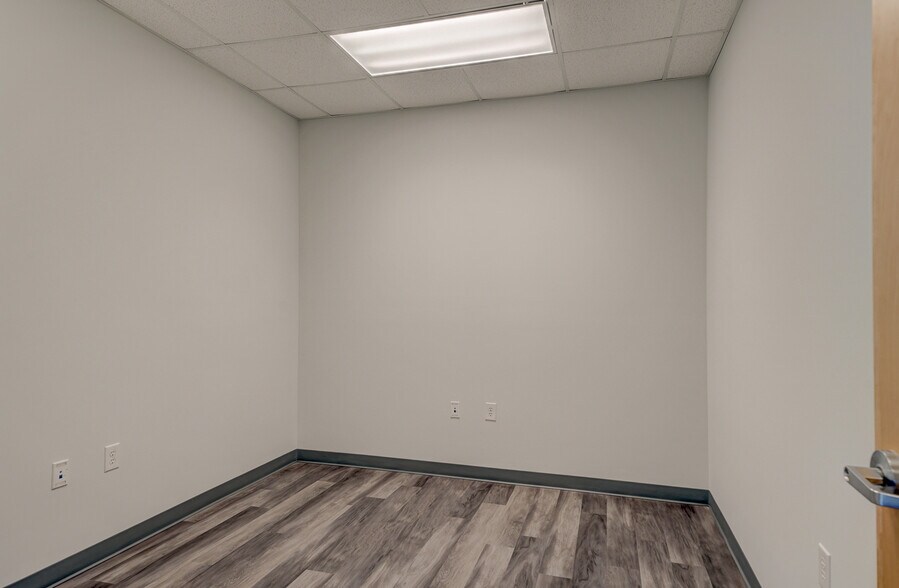 2202 Wrightsville Ave, Wilmington, NC for lease - Interior Photo - Image 2 of 12