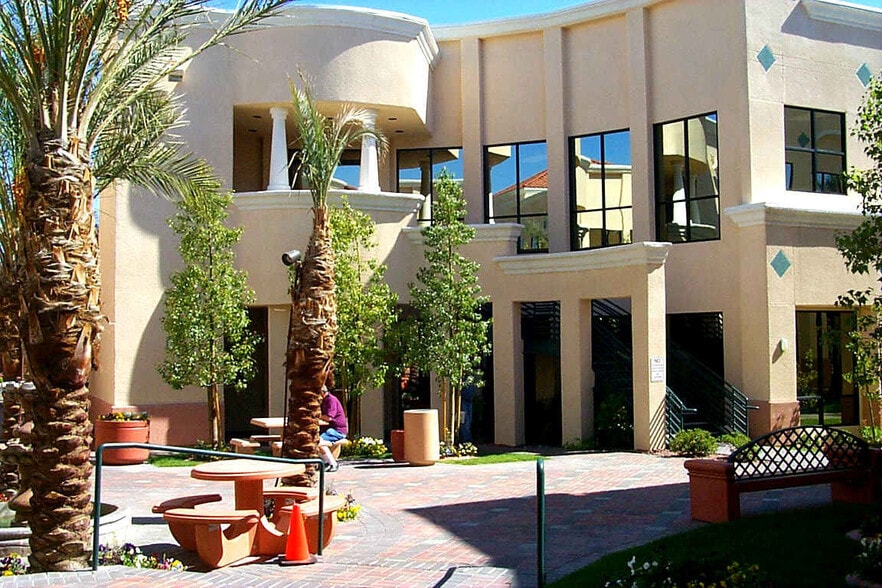 7465-7477 W Lake Mead Blvd, Las Vegas, NV à louer - Photo du bâtiment - Image 1 de 11
