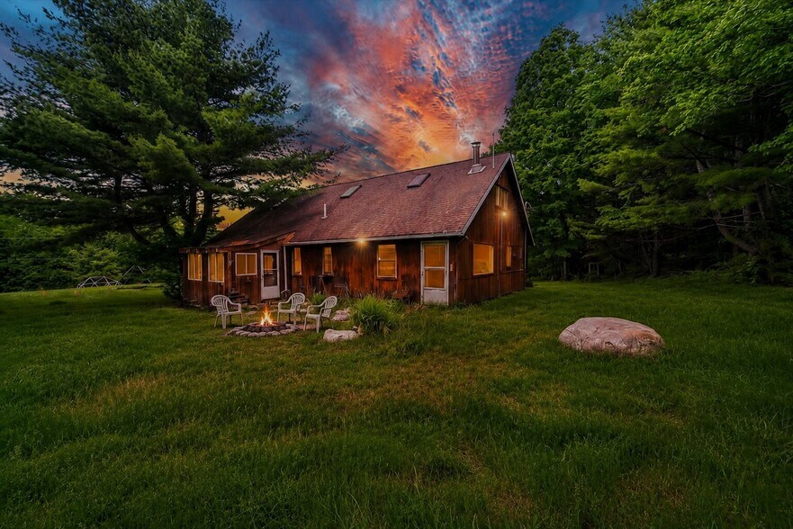101 Red Star Rd, Greenfield Park, NY à vendre - Photo du bâtiment - Image 2 de 49
