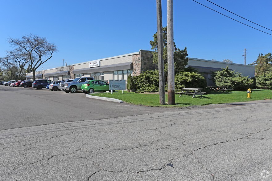 30-40 Torlake Cres, Toronto, ON à vendre - Photo principale - Image 1 de 1