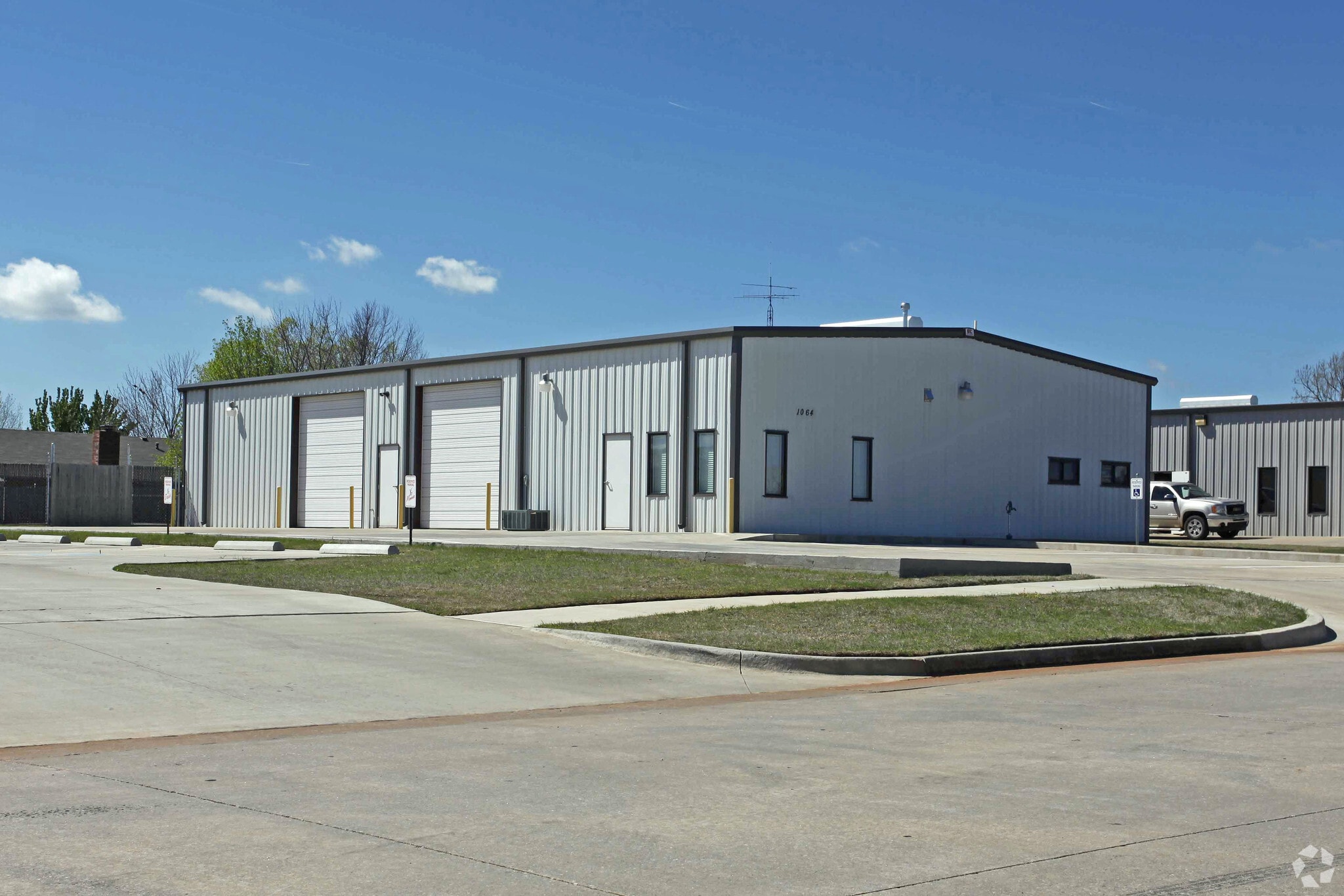 1064 Industrial Dr, Yukon, OK for lease Primary Photo- Image 1 of 26