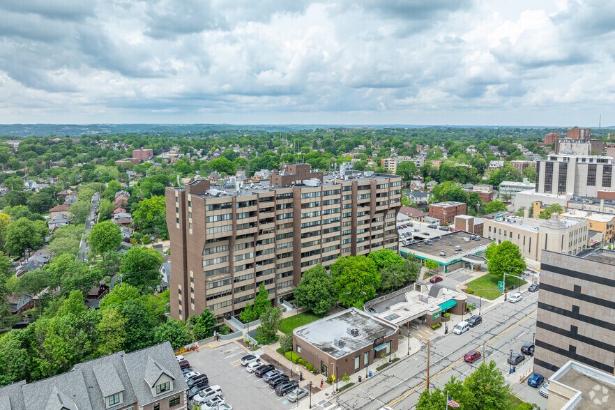 750 Washington Rd, Mt Lebanon, PA à vendre - Photo du bâtiment - Image 3 de 43