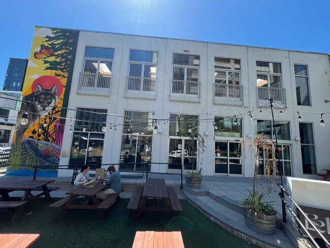 Plus de détails pour 938 NW 14th Ave, Portland, OR - Commerce de détail à louer