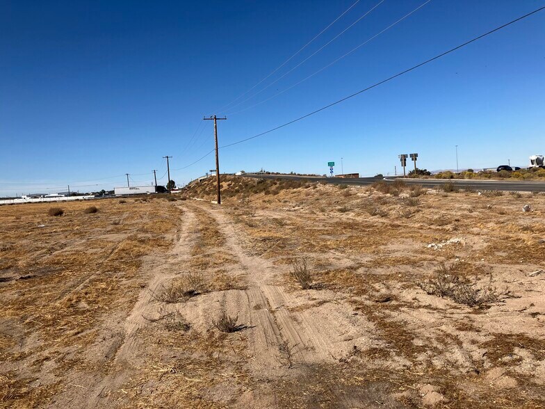 Joshua St, Hesperia, CA à vendre - Photo du bâtiment - Image 2 de 5
