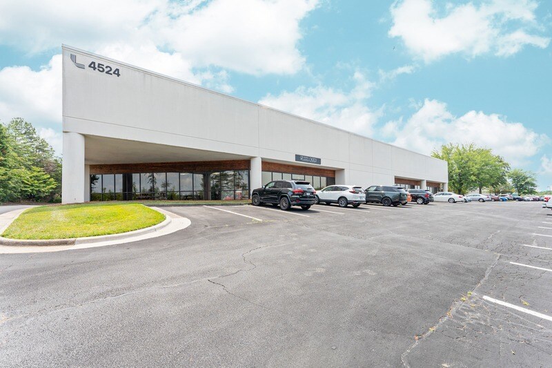 4524 Green Point Dr, Greensboro, NC à louer - Photo du bâtiment - Image 2 de 12