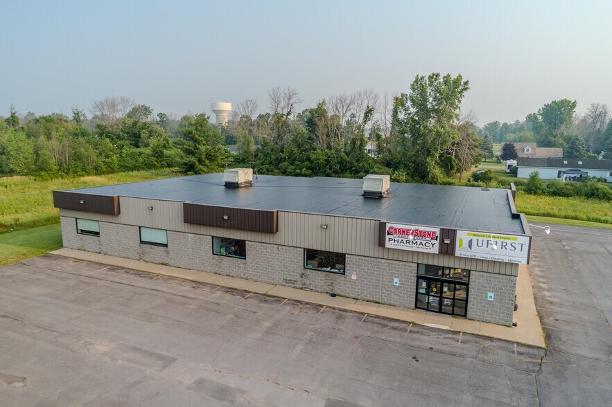 72 Champlain St, Rouses Point, NY à vendre - Photo du bâtiment - Image 2 de 11