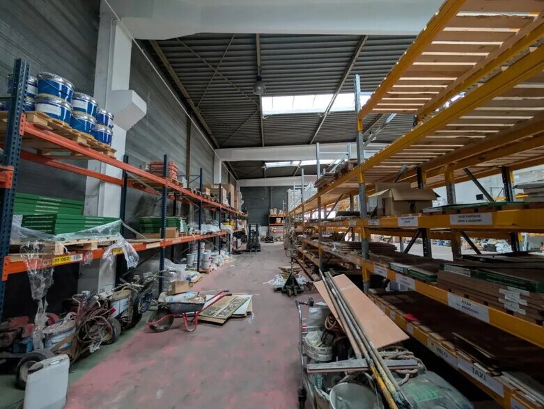 27 Rue De Bretagne, SAINT-OUEN-L'AUMONE for lease - Interior Photo - Image 2 of 12