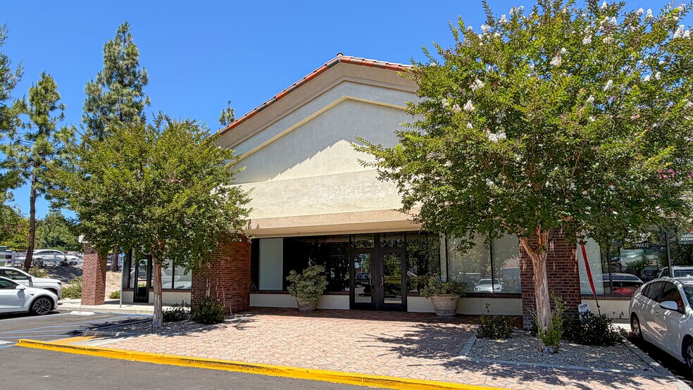 2072 E Avenida De Los Arboles, Thousand Oaks, CA for lease - Building Photo - Image 1 of 4