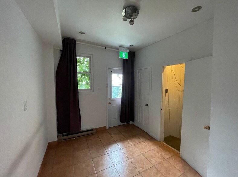 240-246 Rue Saint-Charles O, Longueuil, QC à louer - Photo intérieure - Image 3 de 10