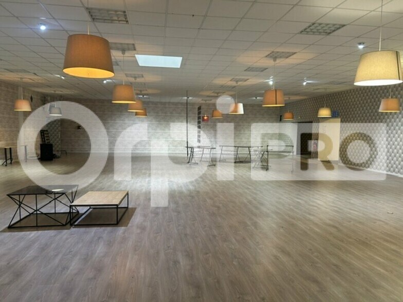 Retail in Coulommiers for sale - Interior Photo - Image 2 of 4