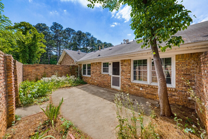 3693-3735 Embry Cir, Chamblee, GA for sale - Building Photo - Image 3 of 12