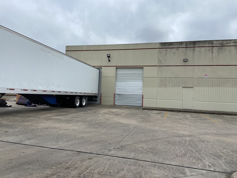 6425 Harrisburg Blvd, Houston, TX for sale - Building Photo - Image 2 of 4