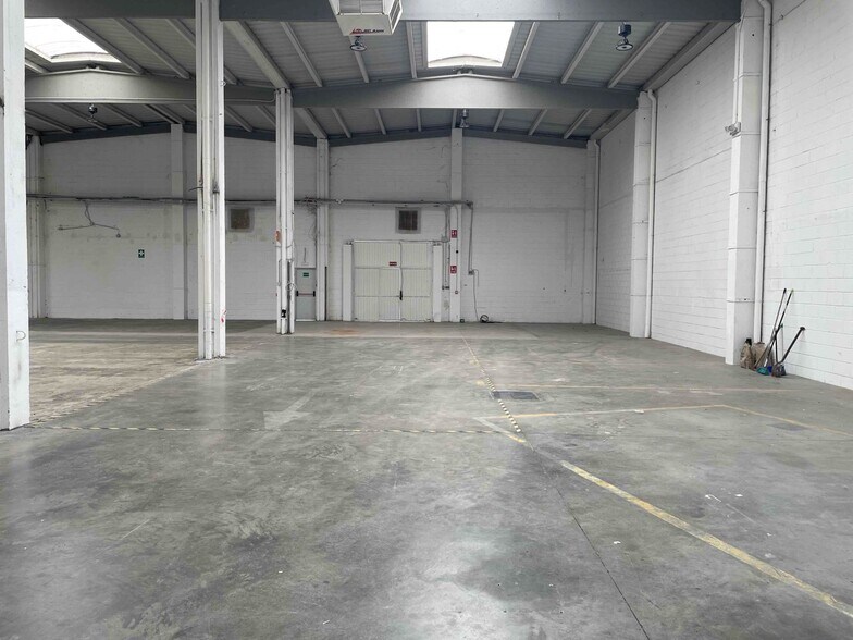 Naves en Torrejón portfolio of 3 properties for sale on LoopNet.ca - Building Photo - Image 3 of 12