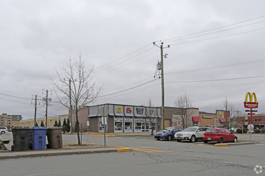 2600 Rue Victoria, Montréal, QC à louer - Photo du bâtiment - Image 2 de 3