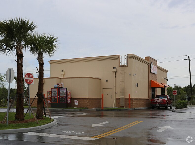 9009 20th St, Vero Beach, FL à louer - Photo du bâtiment - Image 2 de 5